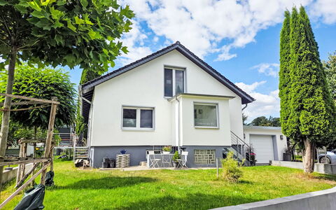 Schieder-Schwalenberg 100: Bygning, Hus, Vindue, Hjem, Tag, Boligområde, Facade, Arkitektur, Sommerhus, Busk