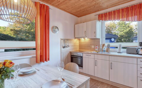 Seebad Altefähr 611: Cabinetry, Ejendom, Møbel, Countertop, Køkkenvask, Bord, Træ, Håndvask, Køkken, Indretning