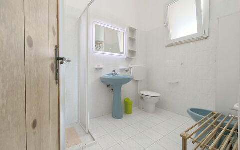 Ugento 1: Gulvbelægning, Sanitærarmatur, Etage, Væg, Indretning, Badeværelse, Badeværelsesvask, Toilet, Loft, Håndvask