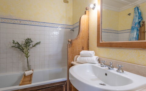 Villetta Mare Blu With Pool, Country Village, Stin: Badeværelse, Badeværelsesvask, Sanitærarmatur, Væg, Indretning, Håndvask, Gulvbelægning, Tap, Spejl, Etage