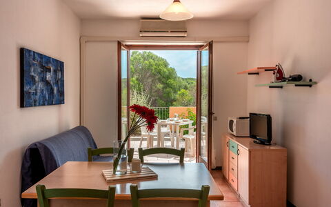 Casa Pavoncelle Apartments In Gallura: Lejlighed, Køkken & Spisebord, Altan, Bejdse, Stol, Hårdttræ, Udendørs Bord, Eco Hotel, Stueplante, Spisestue