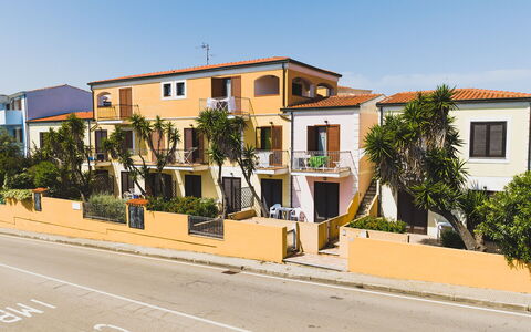 Casa Pavoncelle Apartments In Gallura: Bygning, Vindue, Boligområde, Stad, Facade, Kvarter, Hus, Hjem, Urban Design, Menneskelig Bosættelse