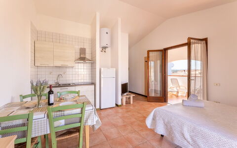 Casa Pavoncelle Apartments In Gallura: Lejlighed, Møbel, Etage, Stol, Loft, Køkken & Spisebord, Altan, Bejdse, Veranda, Villa