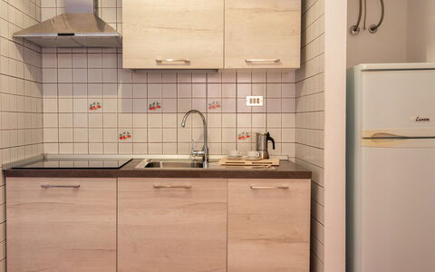 Casa Pavoncelle Apartments In Gallura: Køkken, Countertop, Køkkenvask, Køkken Apparat, Cabinetry, Håndvask, Større Bandage, Sanitærarmatur, Træ, Gulvbelægning