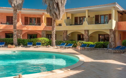 Casa Faro Green Village Sardegna: Vand, Plante, Bygning, Ejendom, Vindue, Azure, Arkitektur, Træ, Himmel, Fritid