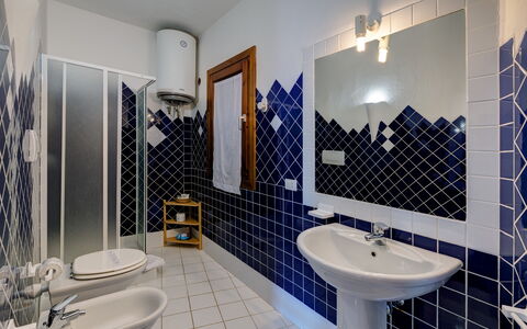 Casa Faro Green Village Sardegna: Tap, Spejl, Sanitærarmatur, Håndvask, Ejendom, Badeværelsesvask, Badeværelse, Purple, Belysning, Indretning