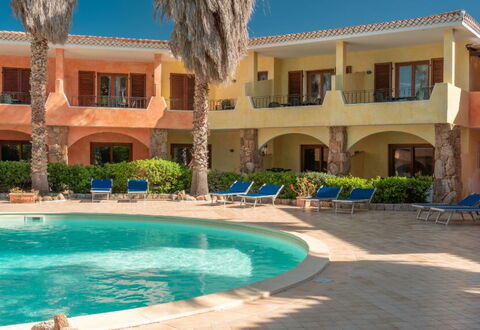 Casa Faro Green Village Sardegna: Vand, Plante, Bygning, Ejendom, Vindue, Azure, Arkitektur, Træ, Himmel, Fritid