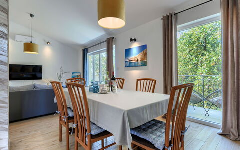 Fameja: Møbel, Indretning, Gulvbelægning, Træ, Etage, Køkken & Spisebord, Stol, Spisestue, Bord, Loft