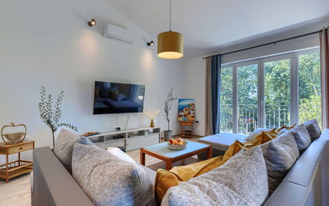 Fameja: Møbel, Indretning, Couch, Gulvbelægning, Træ, Stue, Etage, Værelse, Loft, Bord