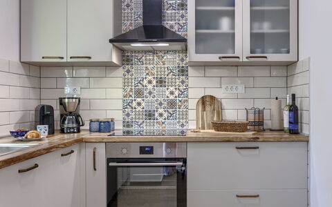 Fameja: Køkken, Countertop, Køkken Apparat, Cabinetry, Større Bandage, Indretning, Gulvbelægning, Etage, Flise, Skab