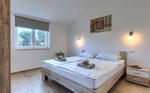 Fameja: Seng, Møbel, Indretning, Soveværelse, Gulvbelægning, Træ, Etage, Loft, Værelse, Sengetøj