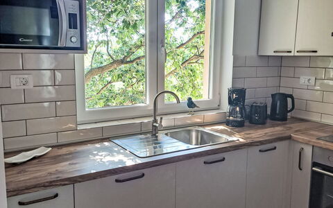 Fameja: Cabinetry, Køkkenvask, Countertop, Ejendom, Vindue, Håndvask, Bygning, Tap, Hvid, Køkken Apparat