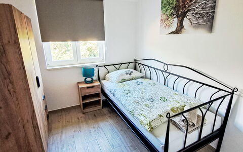 Fameja: Møbel, Vindue, Bygning, Komfort, Træ, Plante, Indretning, Hus, Etage