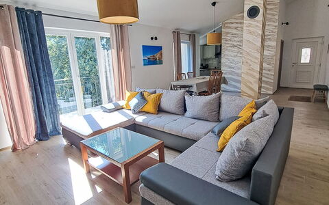 Fameja: Bord, Møbel, Couch, Komfort, Bygning, Lampe, Indretning, Stue, Hus, Etage