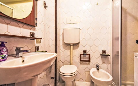 Casa Rossa: Etage, Lejlighed, Hotel, Sanitærarmatur, Vvs, Badeværelse, Toilet