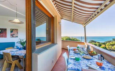 Eco del Mare 230.1: Himmel, Vand, Bygning, Ejendom, Plante, Svømmepøl, Grøn, Træ, Azure, Skygge