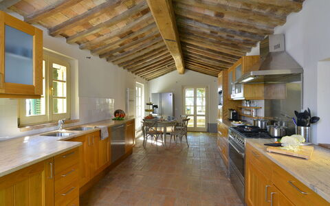 Villa Il Troscione: Møbel, Gulvbelægning, Indretning, Træ, Køkken, Etage, Loft, Countertop, Hjem, Cabinetry