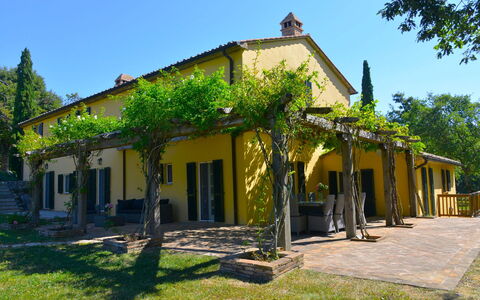 Villa Il Troscione: Hjem, Skygge, Dør, Forår, Sommerhus, Estate, Hacienda, Veranda, Have, Gård