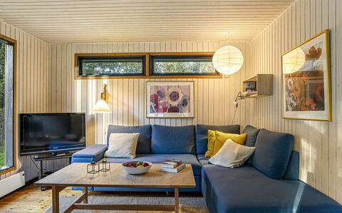 Star - 600M from the Sea: Indretning, Træ, Couch, Gulvbelægning, Loft, Møbel, Etage, Stue, Værelse, Hjem