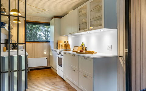 Star - 600M from the Sea: Køkken, Countertop, Træ, Cabinetry, Indretning, Køkken Apparat, Gulvbelægning, Loft, Større Bandage, Skab