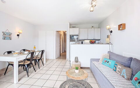 Ocean for Ever: Møbel, Indretning, Gulvbelægning, Etage, Lejlighed, Loft, Couch, Værelse, Stue, Bord