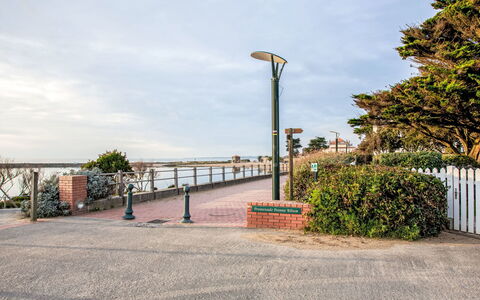 La Bernerie-En Retz 400: Himmel, Gadebelysning, Walkway, Hegn, Pol, Fortov, Home Fencing