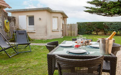 La Bernerie-En Retz 400: Møbel, Hjem, Sommerhus, Udendørs Møbler, Have, Gård, Backyard, Landscaping, Udendørs Bord, Estate