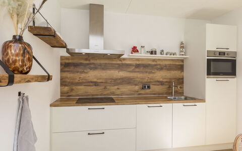 Domburgse Oase: Countertop, Cabinetry, Køkken, Gulvbelægning, Indretning, Møbel, Træ, Etage, Køkken Apparat, Skuffe
