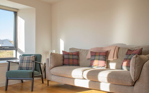 Carbost Cottage: Møbel, Lejlighed, Stue, Couch, Stol, Bejdse, Pude, Dagslys