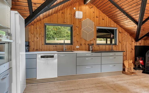 Jantje - 500M to the Fjord: Træ, Loft, Køkken, Indretning, Gulvbelægning, Etage, Attic, Countertop, Bejdse, Hårdttræ