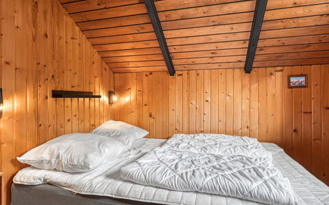 Jantje - 500M to the Fjord: Seng, Soveværelse, Sengetøj, Træ, Sengetøj, Indretning, Etage, Loft, Bed Frame, Møbel
