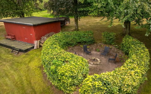 Jantje - 500M to the Fjord: Blad, Busk, Have, Bunddække, Lawn, Forår, Backyard, Landscaping, Gård, Hæk