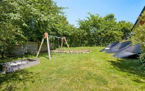 Solvey - 400M from the Sea: Græs, Have, Busk, Land Lot, Lawn, Skygge, Backyard, Landscaping, Gård