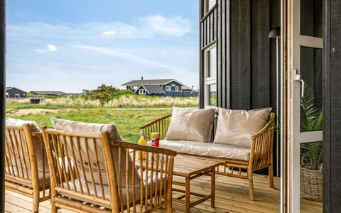 Apelone - 280M from the Sea: Hus, Hjem, Tag, Sommerhus, Estate, Landscaping, Garden Bygninger, Sidespor, Stuehus