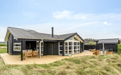 Apelone - 280M from the Sea: Gulvbelægning, Væg, Etage, Indretning, Træ, Loft, Trægulve, Belysning, Møbel, Laminat Gulv