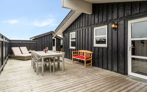 Apelone - 280M from the Sea: Gulvbelægning, Væg, Etage, Indretning, Træ, Loft, Trægulve, Belysning, Møbel, Laminat Gulv