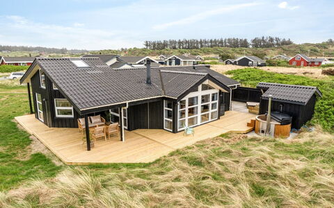 Apelone - 280M from the Sea: Gulvbelægning, Væg, Etage, Indretning, Træ, Loft, Trægulve, Belysning, Møbel, Laminat Gulv