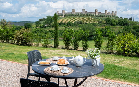 Le Volte, Borgo Campassini, Monteriggioni: Busk, Land Lot, Bunddække, Udendørs Møbler, Have, Plantation, Udendørs Bord, Hæk, Lawn, Landscaping
