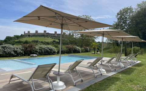 Le Torri, Borgo Campassini, Monteriggioni: Møbel, Paraply, Udendørs Møbler, Stol, Skygge, Udendørs Bord, Bord, Liggestol, Have, Baldakin