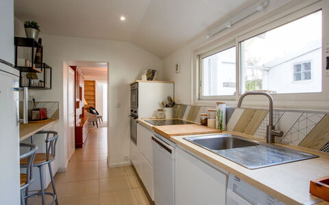 La Bernerie-En Retz 450: Køkken, Countertop, Gulvbelægning, Indretning, Møbel, Køkken Apparat, Træ, Større Bandage, Etage, Cabinetry