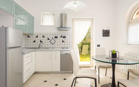 Villa Vizula: Møbel, Indretning, Gulvbelægning, Etage, Køkken, Loft, Stol, Belysning, Køkken Apparat, Countertop