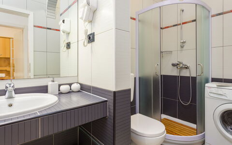 Villa Vizula: Badeværelsesvask, Badeværelse, Sanitærarmatur, Håndvask, Indretning, Gulvbelægning, Etage, Tap, Toilet, Vvs