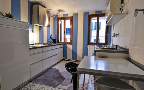 La Casa di Lu': Køkken, Køkken Apparat, Større Bandage, Indretning, Countertop, Gulvbelægning, Møbel, Cabinetry, Husholdningsapparat, Komfur