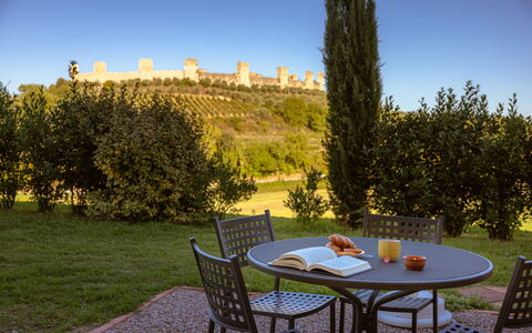 La Piazzetta, Borgo Campassini, Monteriggioni: Græs, Busk, Landskab, Land Lot, Bunddække, Have, Udendørs Møbler, Landscaping, Lawn, Gård