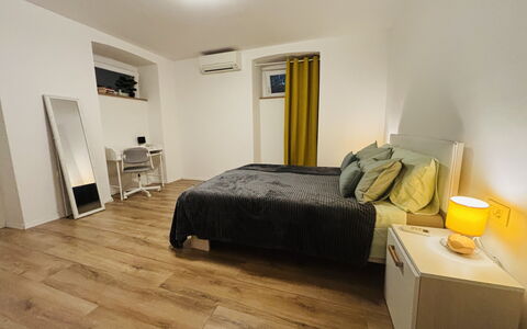 Appartamento Soul & Travel Ac And Wifi Croazia: Møbel, Indretning, Etage, Gulvbelægning, Seng, Væg, Træ, Værelse, Trægulve, Soveværelse