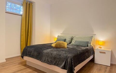 Appartamento Soul & Travel Ac And Wifi Croazia: Møbel, Indretning, Seng, Gulvbelægning, Etage, Soveværelse, Træ, Sengetøj, Trægulve, Loft