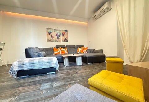 Appartamento Soul & Travel Ac And Wifi Croazia: Møbel, Indretning, Couch, Gulvbelægning, Etage, Træ, Loft, Værelse, Stue, Belysning