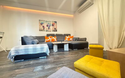 Appartamento Soul & Travel Ac And Wifi Croazia: Møbel, Indretning, Couch, Gulvbelægning, Etage, Træ, Loft, Værelse, Stue, Belysning