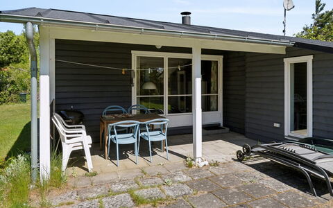 Ginette - 500M from the Sea: Dør, Møbel, Hjem, Sommerhus, Skygge, Udendørs Møbler, Sidespor, Stol, Veranda, Gård