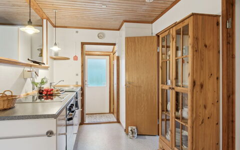 Ginette - 500M from the Sea: Gulvbelægning, Træ, Indretning, Loft, Møbel, Countertop, Cabinetry, Etage, Køkken, Lysarmatur